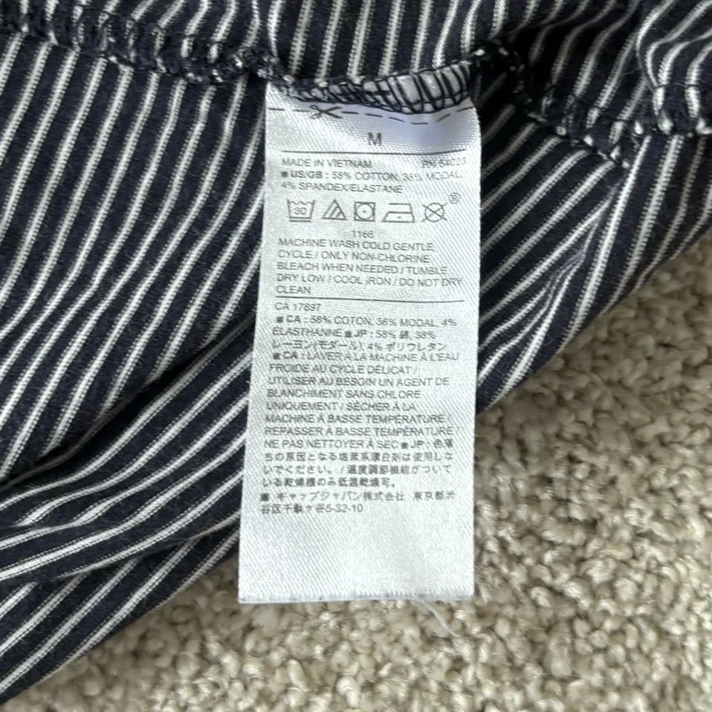 Banana Republic Women’s navy striped tank size medium - Picture 4 of 4